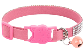 Růžový bezpečnostní obojek s čirými krystaly, nastavitelnou sponou a stříbrným kroužkem na známku pro kočku.