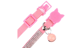 Pásek růžového obojku s krystaly, s růžovou kočičí sponou a stříbrným kroužkem na známku pro kočku.