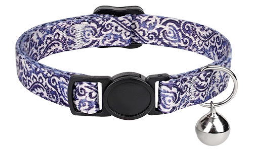 Nastavitelný boho obojek pro kočku s černou sponou, stříbrným kroužkem na známku pro kočku a černým zvonkem.