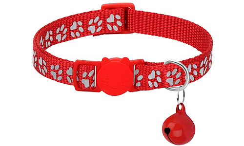 Červený bezpečnostní obojek s reflexními bílými tlapkami, kočičí sponou a D-kroužkem na známku pro kočku.