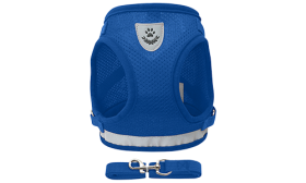 Přední pohled na modrý reflexní postroj pro kočku s vodítkem, polstrováním a nastavitelnými popruhy pro pohodlné nošení.