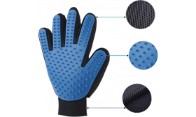 Detail modré rukavice na péči o kočku s měkkými gumovými hroty pro jemnou masáž, vhodná i před známkou pro kočku.